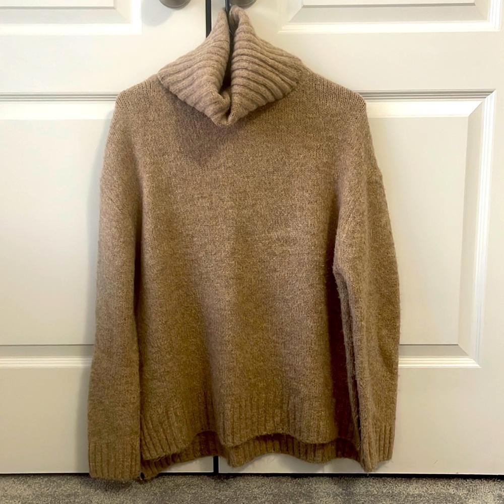 Vici sweater - size medium